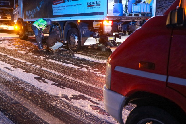 Schwerer Crash nach Schnee- und Graupelschauer auf Wiener Straße in Edt bei Lambach