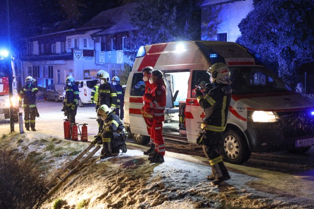 Zwei Insassen nach Verkehrsunfall in Thalheim bei Wels durch Feuerwehr aus Auto befreit