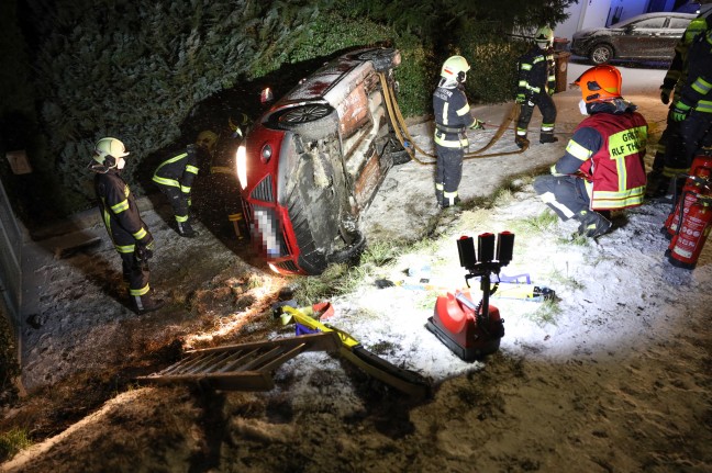 Zwei Insassen nach Verkehrsunfall in Thalheim bei Wels durch Feuerwehr aus Auto befreit