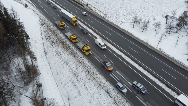 Schwerer LKW-Unfall mit beteiligtem Autotransporter auf Innkreisautobahn bei Pram