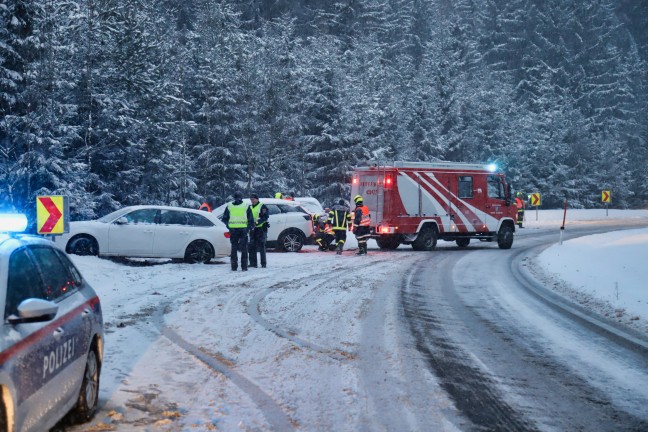Drei Fahrzeuge bei Ausweichmanöver zwischen Bad Leonfelden und Reichenau im Mühlkreis verunfallt
