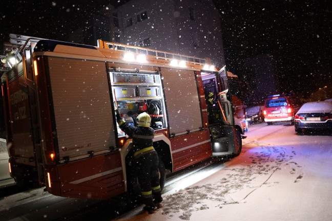 Nächtlicher Einsatz von Feuerwehr und Polizei in Wels-Lichtenegg