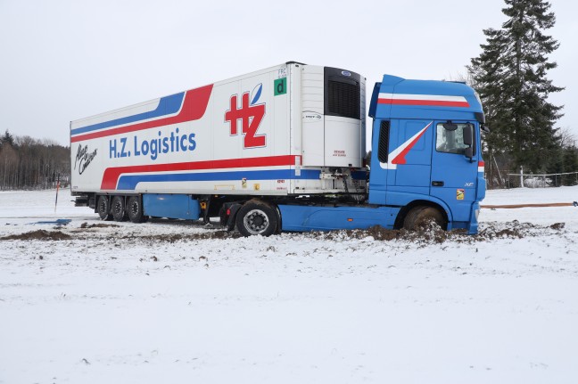 Querstehend festgefahren: LKW bei winterlichen Fahrbedingungen in Sattledt im Acker gelandet
