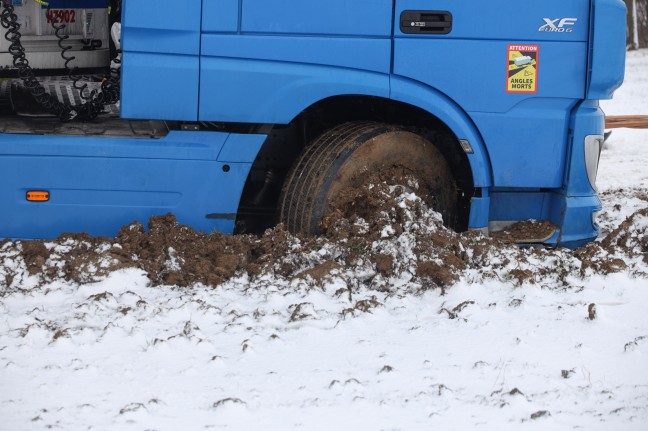 Querstehend festgefahren: LKW bei winterlichen Fahrbedingungen in Sattledt im Acker gelandet