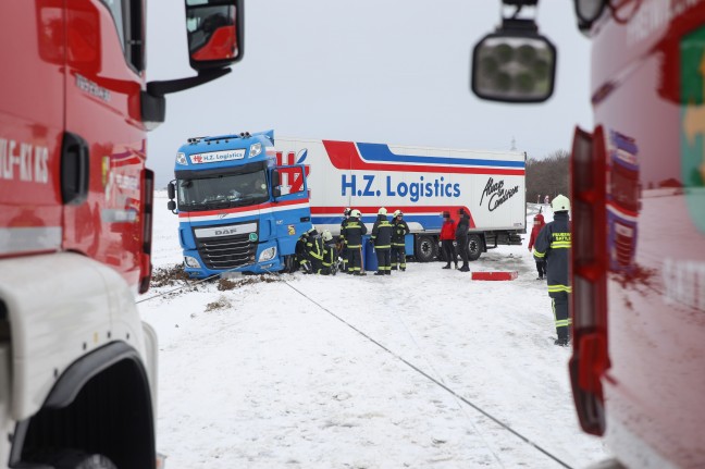 Querstehend festgefahren: LKW bei winterlichen Fahrbedingungen in Sattledt im Acker gelandet