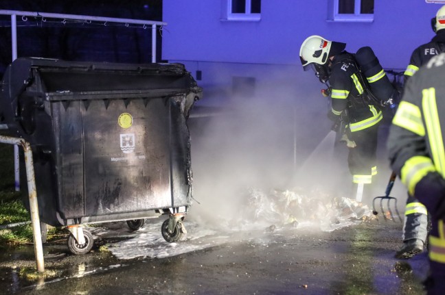 Brand eines Abfallcontainers vor einem Mehrparteienwohnhaus in Wels-Neustadt