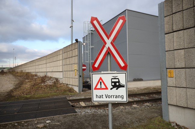 Stromschlag durch Oberleitung: Tote Person auf Container-Gterzug in Edt bei Lambach entdeckt