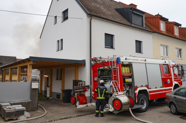 Feuerwehr bei Zimmerbrand in einem Wohnhaus in Wels-Neustadt im Einsatz