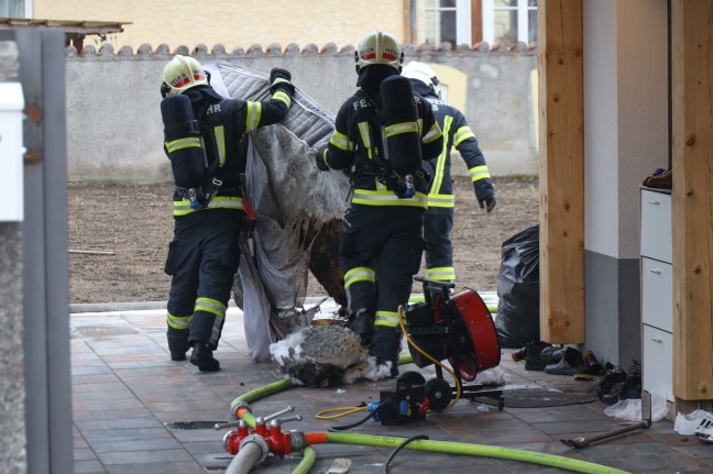 Feuerwehr bei Zimmerbrand in einem Wohnhaus in Wels-Neustadt im Einsatz