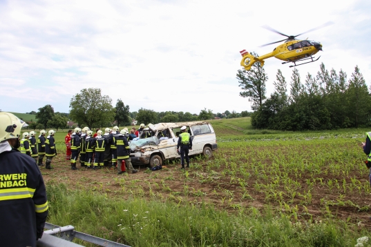 Fünf Verletzte bei schwerem Verkehrsunfall mit Kleinbus in Hinzenbach
