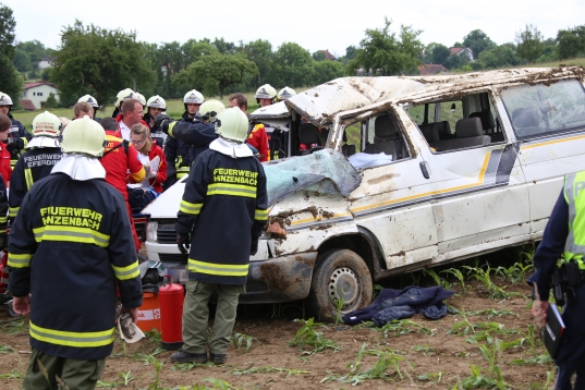 Fünf Verletzte bei schwerem Verkehrsunfall mit Kleinbus in Hinzenbach
