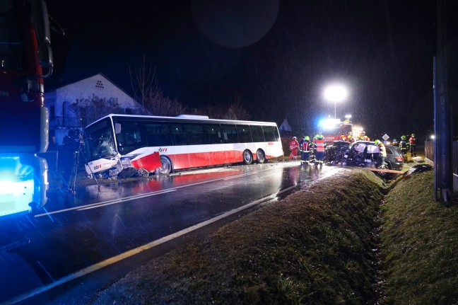 Kollision mit Linienbus: Drei teils Schwerverletzte bei Unfall auf Eferdinger Straße in Wilhering