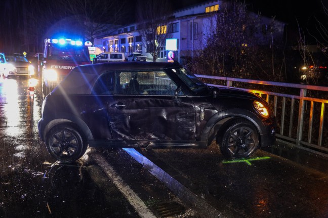 Kollision mit Linienbus: Drei teils Schwerverletzte bei Unfall auf Eferdinger Strae in Wilhering