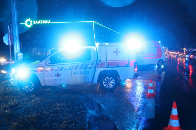 Kollision mit Linienbus: Drei teils Schwerverletzte bei Unfall auf Eferdinger Straße in Wilhering
