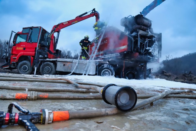 Brand eines Holzhäckslers in Steyregg sorgt für langwierigen Einsatz der Feuerwehr