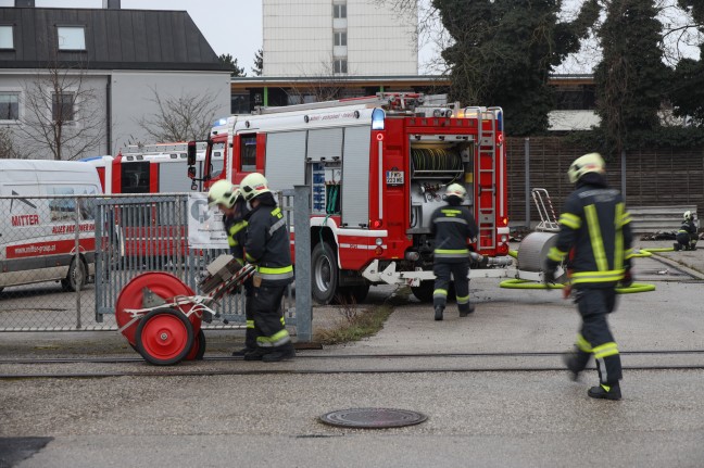 Brand im Silo: Feuer bei Abbrucharbeiten in Wels-Pernau sorgen für größeren Einsatz der Feuerwehr