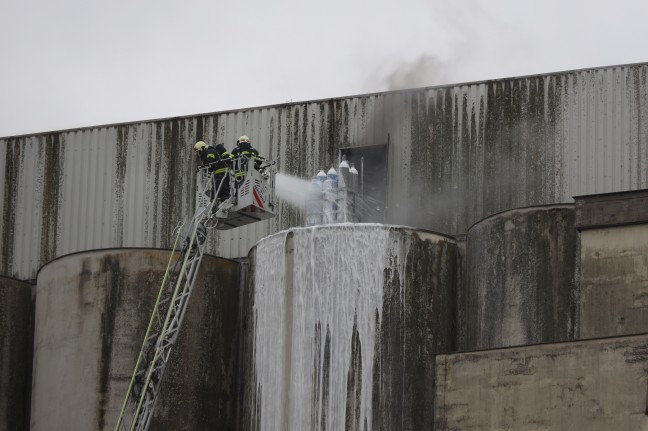 Brand im Silo: Feuer bei Abbrucharbeiten in Wels-Pernau sorgen fr greren Einsatz der Feuerwehr