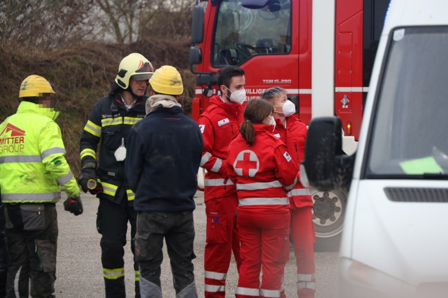 Brand im Silo: Feuer bei Abbrucharbeiten in Wels-Pernau sorgen fr greren Einsatz der Feuerwehr