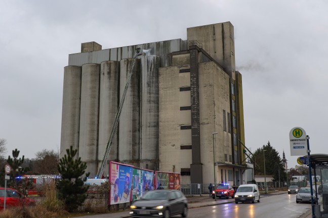 Brand im Silo: Feuer bei Abbrucharbeiten in Wels-Pernau sorgen für größeren Einsatz der Feuerwehr