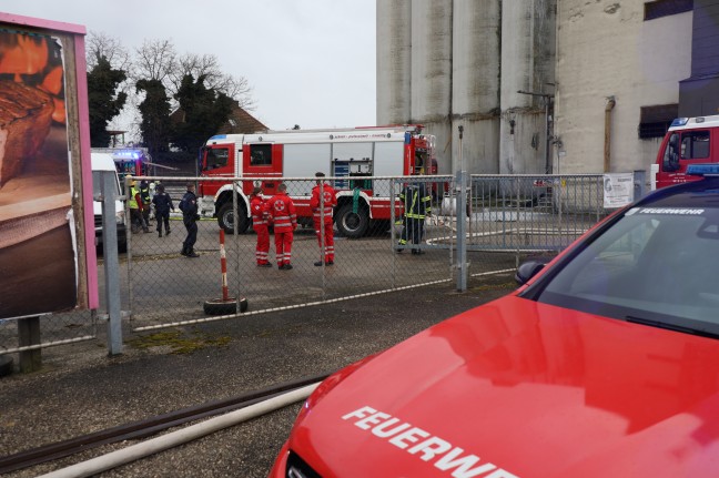 Brand im Silo: Feuer bei Abbrucharbeiten in Wels-Pernau sorgen fr greren Einsatz der Feuerwehr