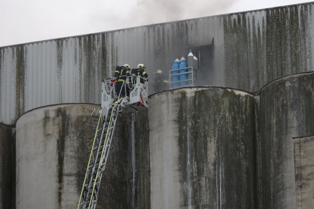 Brand im Silo: Feuer bei Abbrucharbeiten in Wels-Pernau sorgen für größeren Einsatz der Feuerwehr