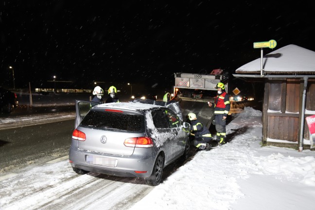 Kollision zwischen PKW und Kleintransporter in Neufelden fordert zwei Verletzte