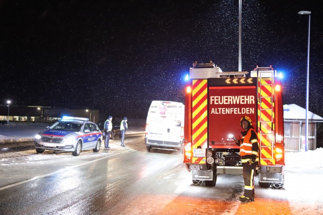 Kollision zwischen PKW und Kleintransporter in Neufelden fordert zwei Verletzte