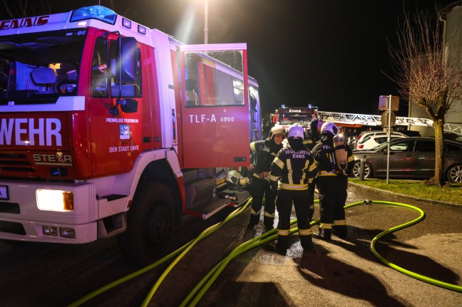 Menschenrettung durch Feuerwehr bei Kellerbrand in einem Mehrparteienwohnhaus in Enns