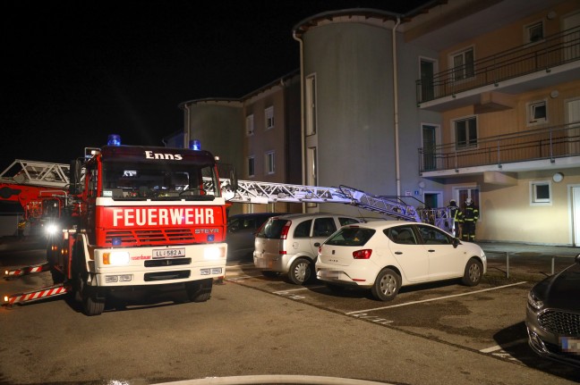 Menschenrettung durch Feuerwehr bei Kellerbrand in einem Mehrparteienwohnhaus in Enns