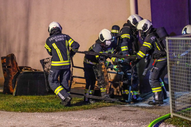 Menschenrettung durch Feuerwehr bei Kellerbrand in einem Mehrparteienwohnhaus in Enns