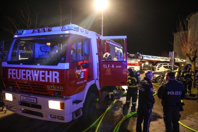 Menschenrettung durch Feuerwehr bei Kellerbrand in einem Mehrparteienwohnhaus in Enns