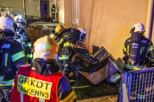 Menschenrettung durch Feuerwehr bei Kellerbrand in einem Mehrparteienwohnhaus in Enns