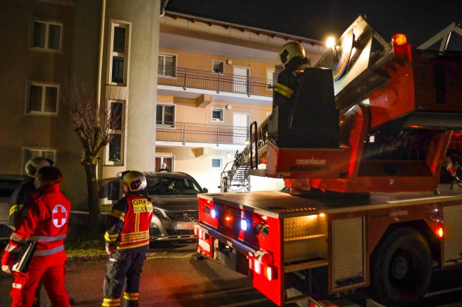 Menschenrettung durch Feuerwehr bei Kellerbrand in einem Mehrparteienwohnhaus in Enns