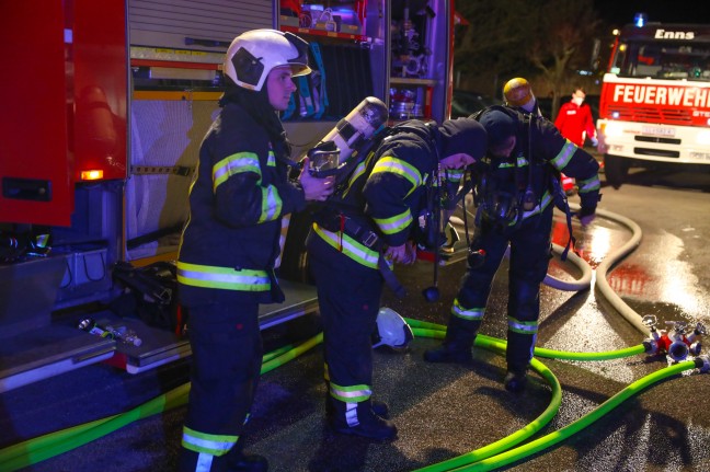 Menschenrettung durch Feuerwehr bei Kellerbrand in einem Mehrparteienwohnhaus in Enns