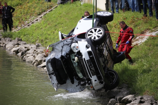 Fahrzeug in die Donau gestürzt - Lenker (19) wird vermisst