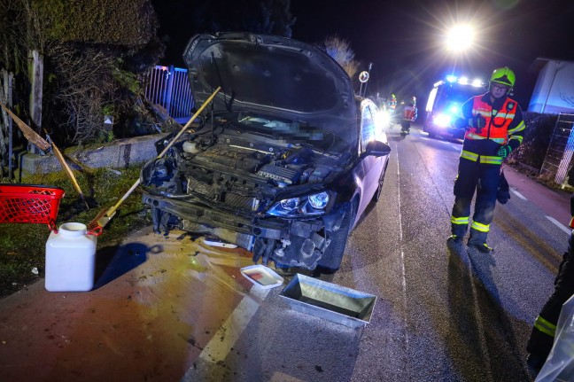 Autolenker kracht in Marchtrenk gegen Straenlaterne, Hecke und Gartenzaun