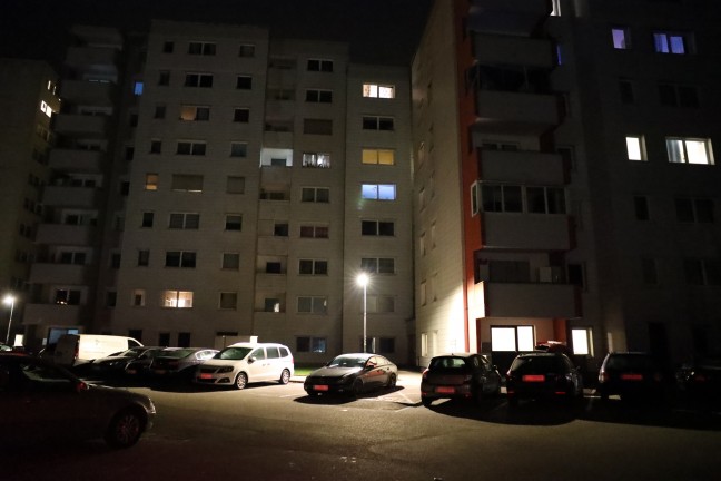 Einsatzkr�fte zu n�chtlichem Einsatz in Mehrparteienhaussiedlung in Leonding alarmiert