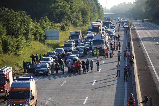 LKW nach schwerem Unfall auf der Westautobahn in Vollbrand