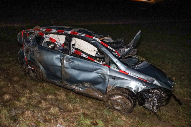 Auto bei schwerem Verkehrsunfall in Ottnang am Hausruck mehrfach berschlagen