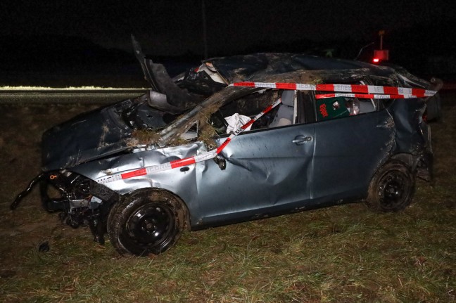 Auto bei schwerem Verkehrsunfall in Ottnang am Hausruck mehrfach berschlagen