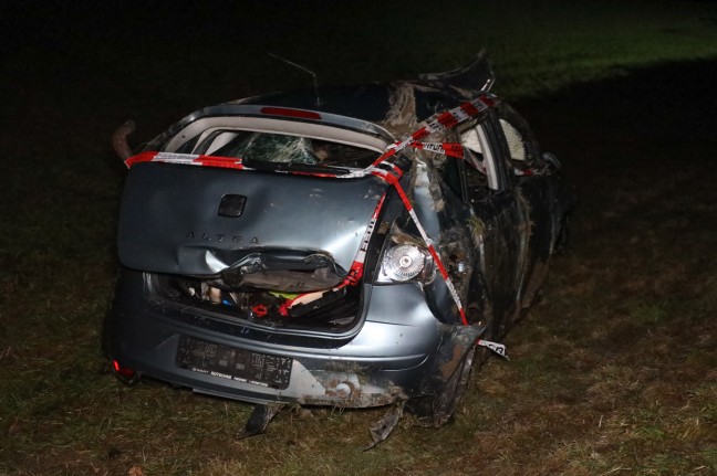 Auto bei schwerem Verkehrsunfall in Ottnang am Hausruck mehrfach überschlagen