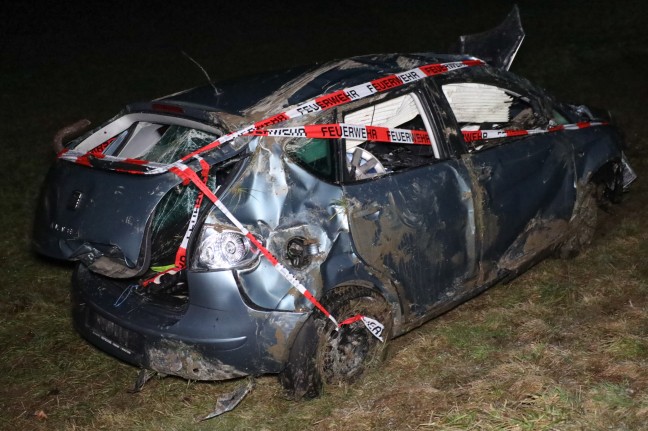 Auto bei schwerem Verkehrsunfall in Ottnang am Hausruck mehrfach berschlagen