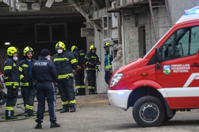 Drei Feuerwehren bei Brand in einer Mühle in Hörsching im Einsatz