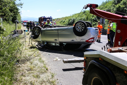 PKW bei Verkehrsunfall auf der Pyhrnautobahn in Wartberg an der Krems überschlagen