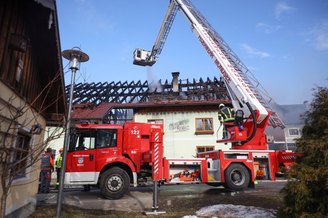 Großbrand eines Bauernhofes im Ortszentrum von Oberwang