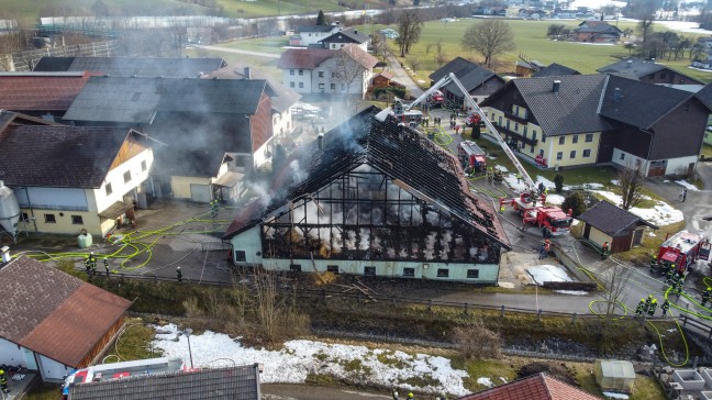 Großbrand eines Bauernhofes im Ortszentrum von Oberwang