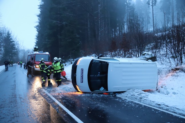 Kleintransporter bei Verkehrsunfall in Helfenberg umgestürzt