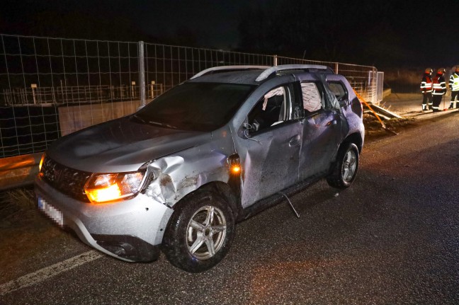 LKW bei Verkehrsunfall in Krenglbach gegen Gartenzaun gekracht