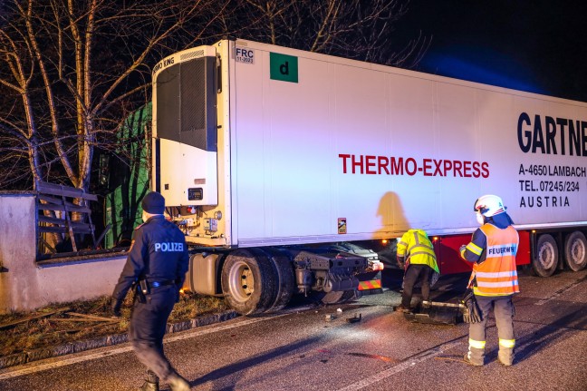 LKW bei Verkehrsunfall in Krenglbach gegen Gartenzaun gekracht