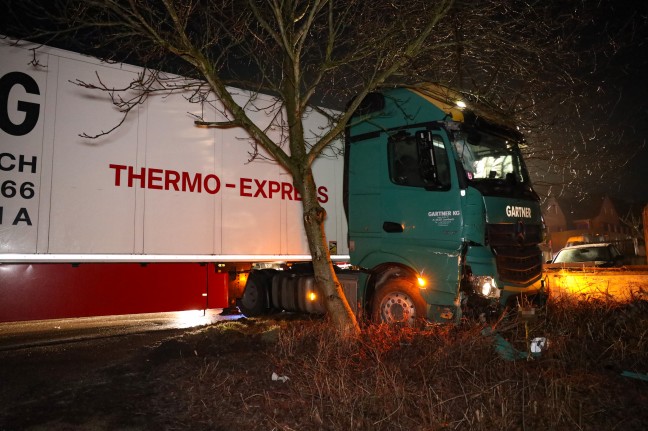 LKW bei Verkehrsunfall in Krenglbach gegen Gartenzaun gekracht